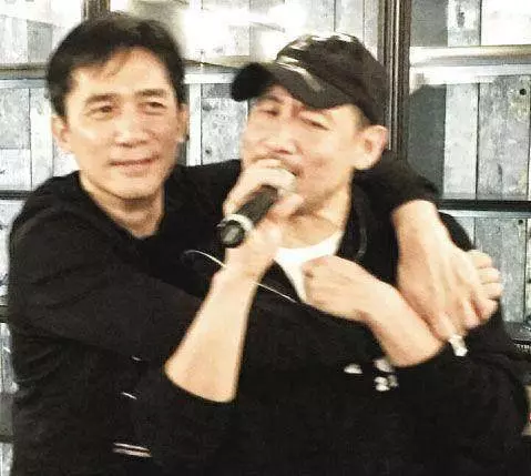 梁朝偉日本偶遇張學友,歌神老婆羅美薇潔癖嚴重,吃飯都不摘口罩