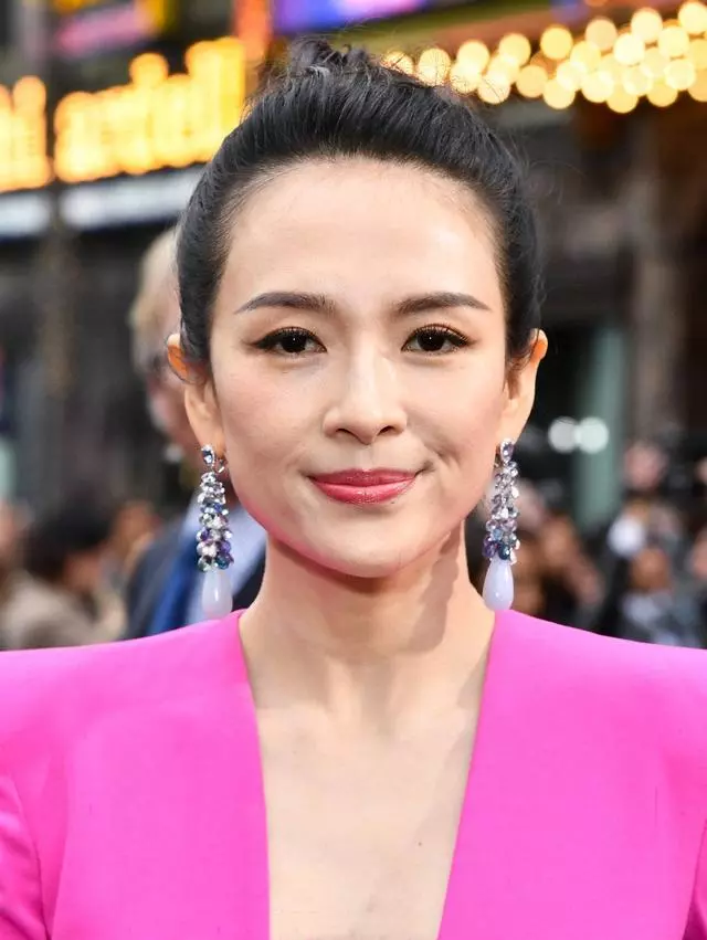 章子怡亮相首映禮,一襲玫紅色魚尾裙閃耀驚艷,40歲美得太高調!