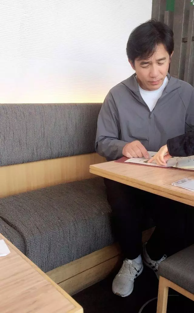 梁朝偉張學友喝茶被偶遇,兩大男神面容滄桑老成這樣!