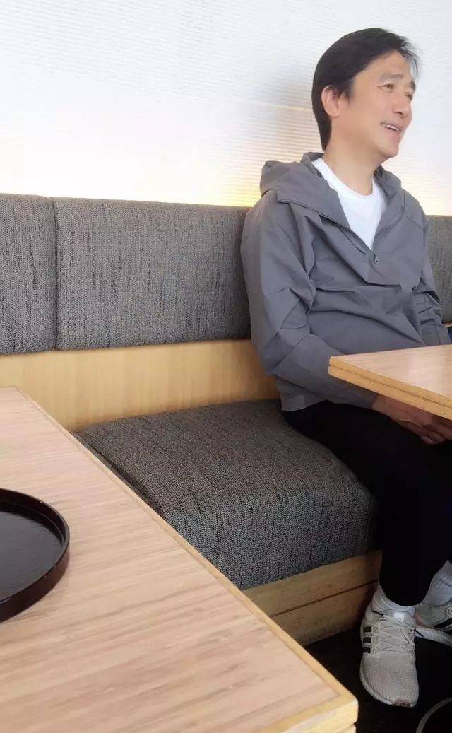 梁朝偉張學友喝茶被偶遇,兩大男神面容滄桑老成這樣!