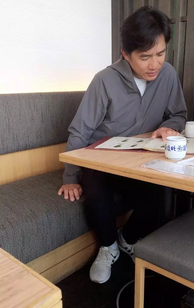 梁朝偉張學友喝茶被偶遇,兩大男神面容滄桑老成這樣!