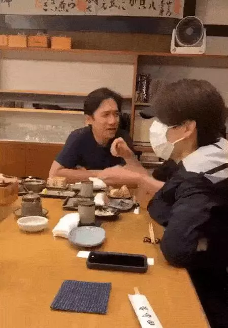 梁朝偉張學友喝茶被偶遇,兩大男神面容滄桑老成這樣!