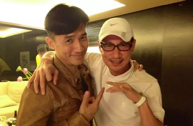 梁朝偉張學友喝茶被偶遇,兩大男神面容滄桑老成這樣!
