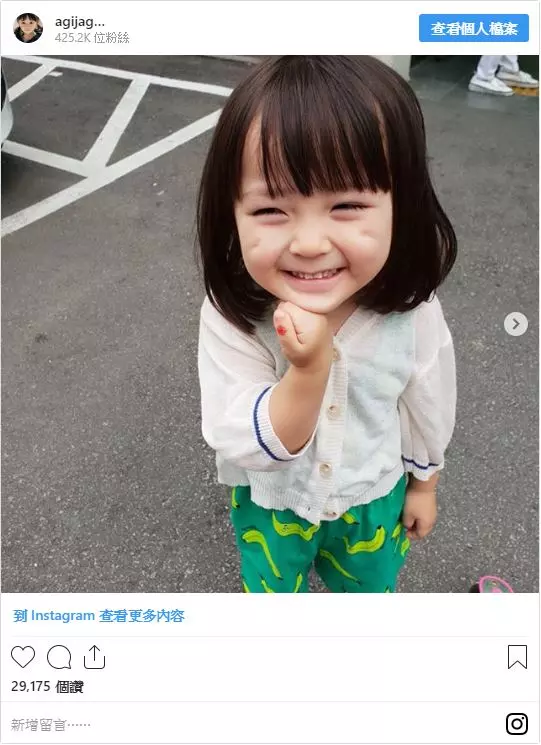 擔心媽媽錢不夠用!3歲女兒貼心「把錢包塞好塞滿」當媽媽「一拿出鈔票」秒笑歪:我該收嗎 ?