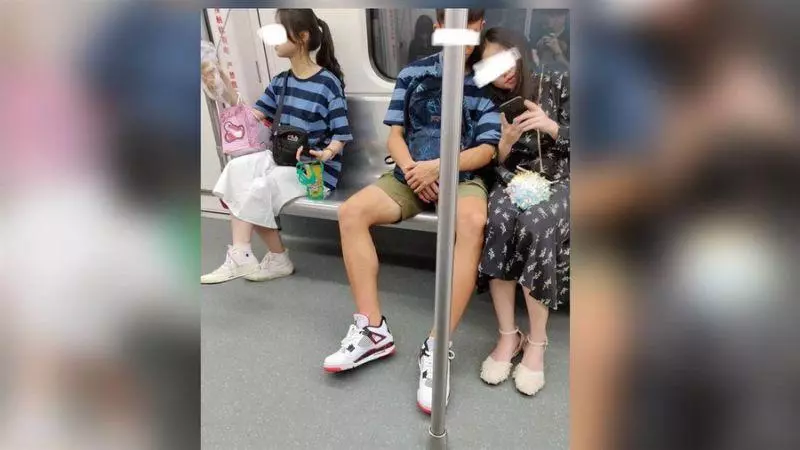 馬尾妹亂入!地鐵驚見尷尬情侶裝 慘變3人行
