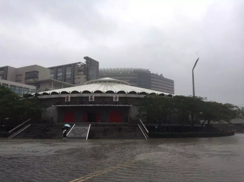 輔大急流泛舟!學生打卡六福村 網笑炸