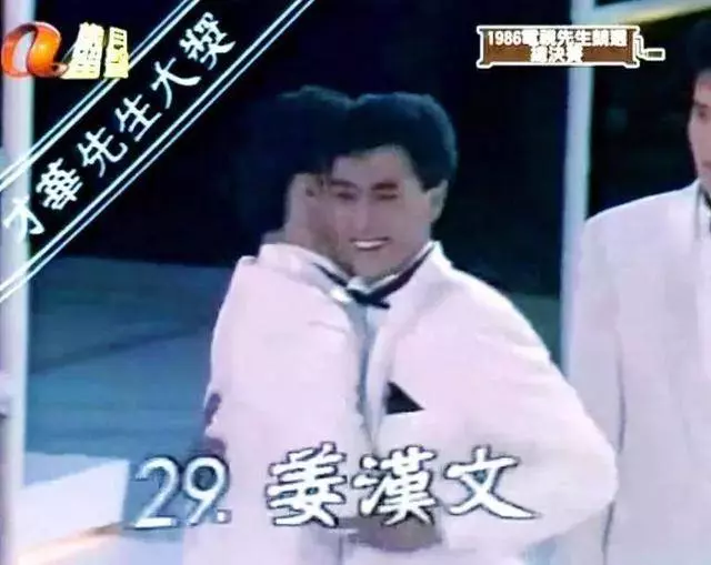 他在孤兒院長大,14歲街頭賣藝,如今身價千萬!