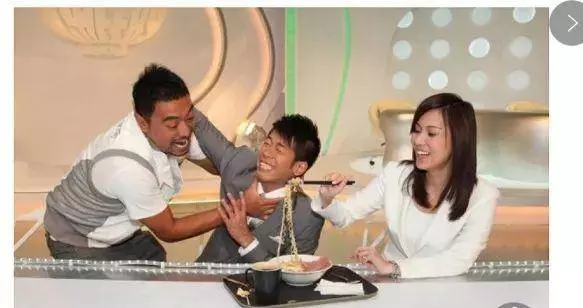 他在孤兒院長大,14歲街頭賣藝,如今身價千萬!