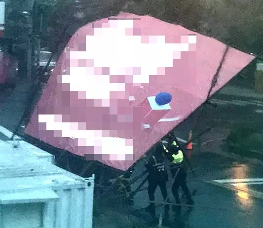 豪雨中2警徒手撐看板護駕駛 網友讚:善良好保母