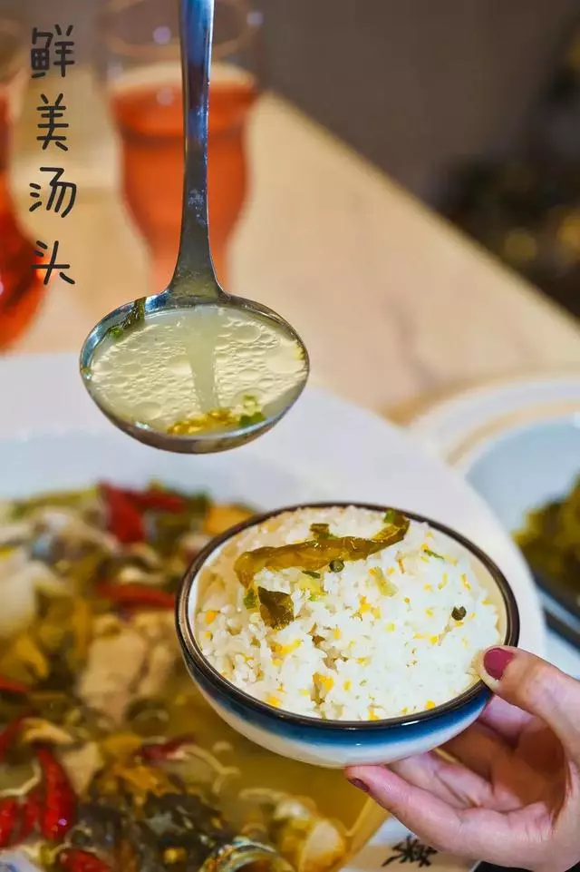 新加坡這家老壇酸菜魚,從淩晨一點開始準備,吃過的人都說好!