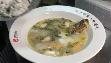 新加坡這家老壇酸菜魚,從淩晨一點開始準備,吃過的人都說好!