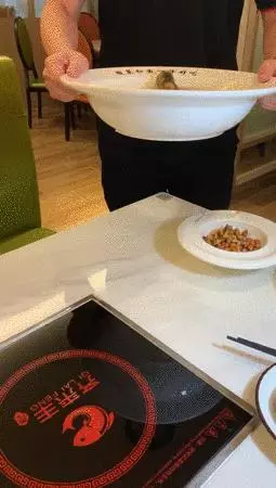 新加坡這家老壇酸菜魚,從淩晨一點開始準備,吃過的人都說好!