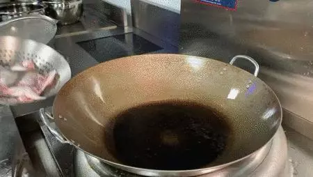 新加坡這家老壇酸菜魚,從淩晨一點開始準備,吃過的人都說好!