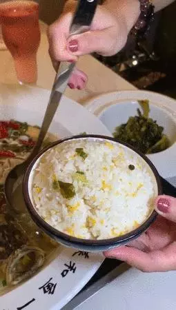 新加坡這家老壇酸菜魚,從淩晨一點開始準備,吃過的人都說好!