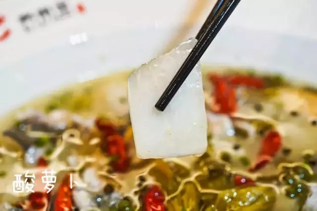 新加坡這家老壇酸菜魚,從淩晨一點開始準備,吃過的人都說好!