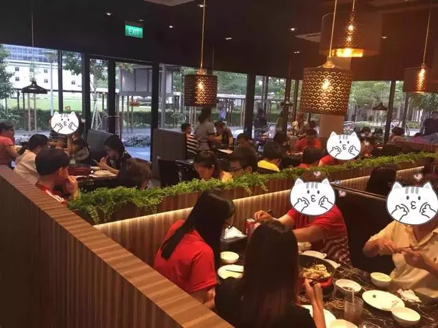 新加坡這家老壇酸菜魚,從淩晨一點開始準備,吃過的人都說好!