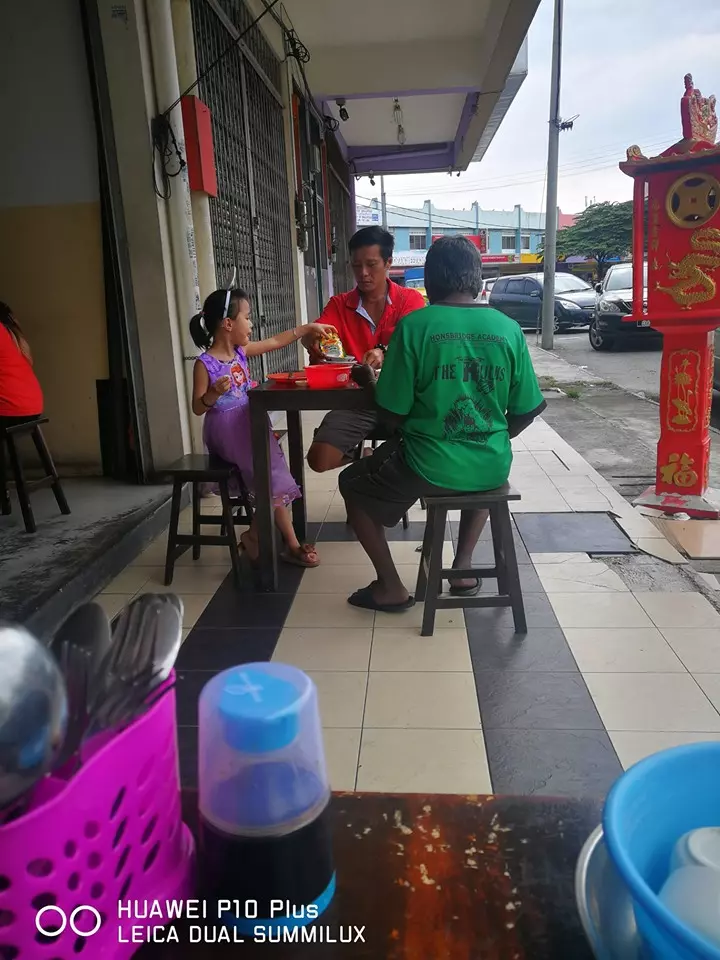 「家長是孩子最好的榜樣!」華裔父女請印裔流浪漢同桌吃肉骨茶