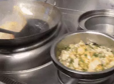 新加坡這家老壇酸菜魚,從淩晨一點開始準備,吃過的人都說好!