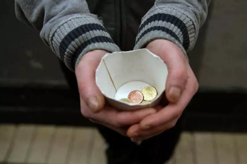 「家長是孩子最好的榜樣!」華裔父女請印裔流浪漢同桌吃肉骨茶