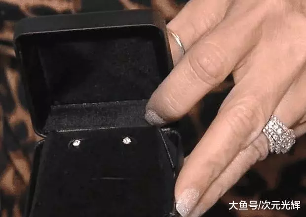 男子給妻子網購1.3萬元的鑽石手鏈, 打開包發現竟然有48條,當場傻掉!