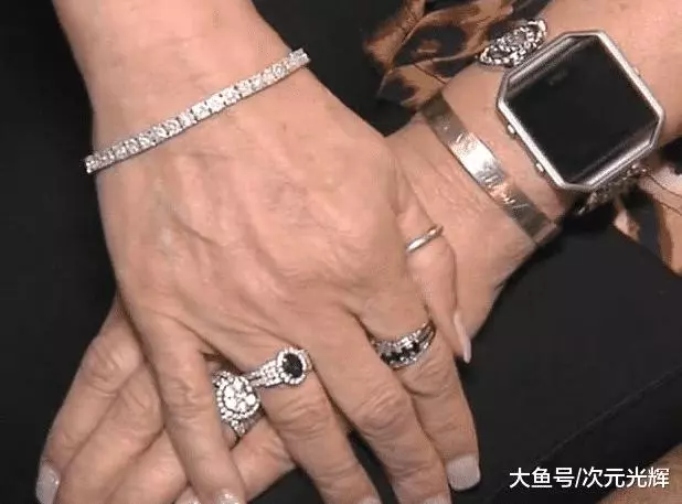 男子給妻子網購1.3萬元的鑽石手鏈, 打開包發現竟然有48條,當場傻掉!
