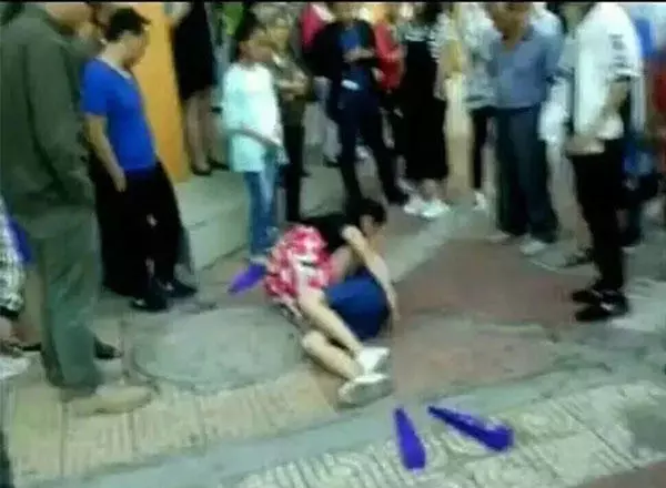 20歲醉酒女孩躺在路邊,身上全是抓痕,接下來的一幕讓眾人羞紅了臉 !