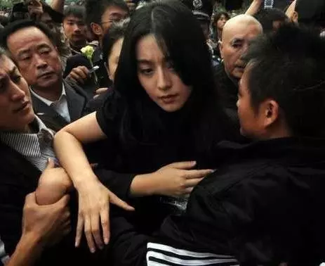 L姓女星酒局不雅照意外流出, 比范冰冰還難以形容, 脖子都紅了!