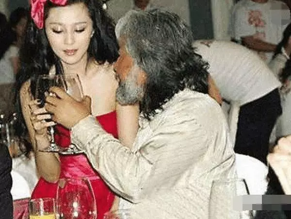 L姓女星酒局不雅照意外流出, 比范冰冰還難以形容, 脖子都紅了!