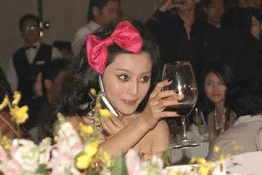 L姓女星酒局不雅照意外流出, 比范冰冰還難以形容, 脖子都紅了!