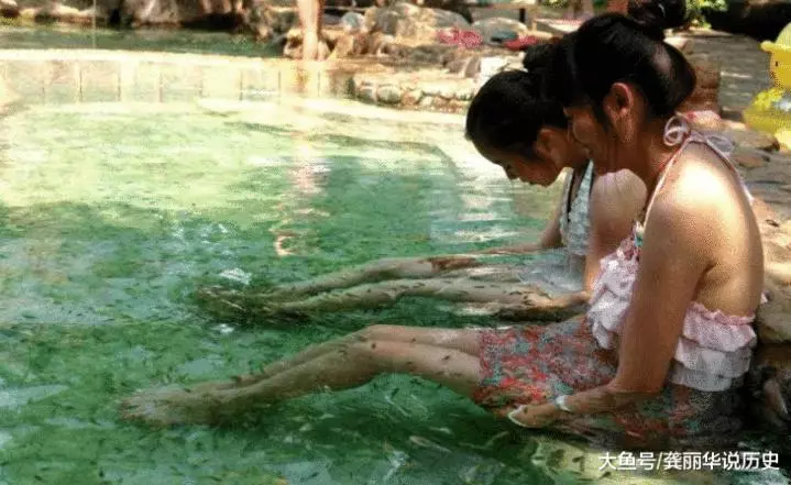 女子三年不洗腳, 閨蜜帶她去魚療, 店主憤怒報警!
