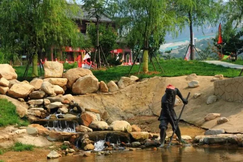 中國最「土豪」景區,每月將20萬黃金倒入河裡,遊客可隨意撈!