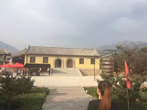 中國最「土豪」景區,每月將20萬黃金倒入河裡,遊客可隨意撈!