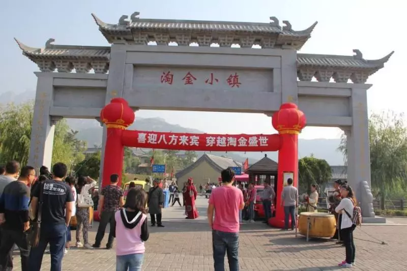 中國最「土豪」景區,每月將20萬黃金倒入河裡,遊客可隨意撈!
