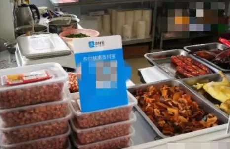 女子買烤鴨後,頻繁收到陌生轉賬,老闆:店裡的收款碼怎麼是你的!