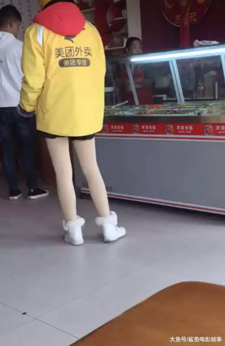 最美外賣小姐姐火了, 長腿迷倒眾人, 網友: 我怎麼就遇不到!