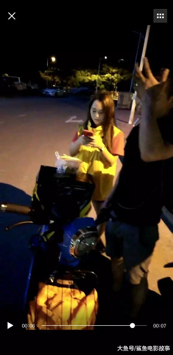 最美外賣小姐姐火了, 長腿迷倒眾人, 網友: 我怎麼就遇不到!