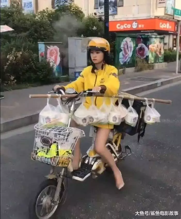 最美外賣小姐姐火了, 長腿迷倒眾人, 網友: 我怎麼就遇不到!