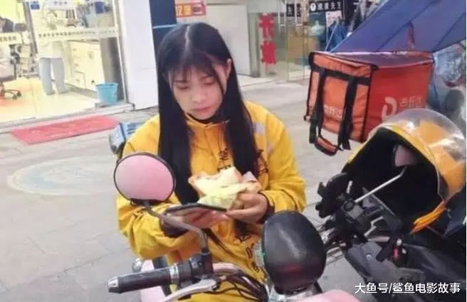 最美外賣小姐姐火了, 長腿迷倒眾人, 網友: 我怎麼就遇不到!