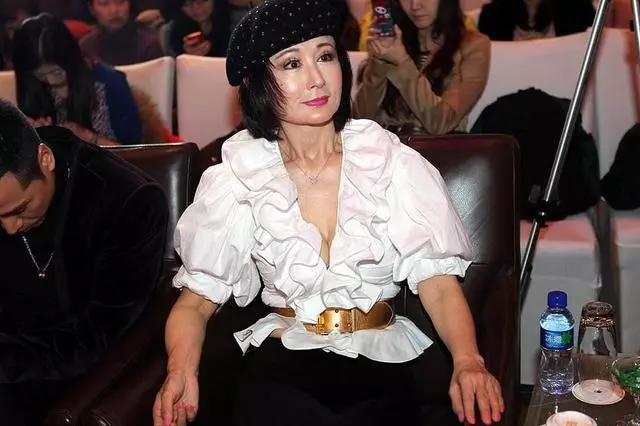 她是娛樂圈中不老傳奇,離婚後一直沒有再嫁,如今72歲宛如少女!