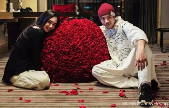 向佐520曬與未婚妻合照甜秀恩愛,郭碧婷收巨束玫瑰笑靨如花~~~