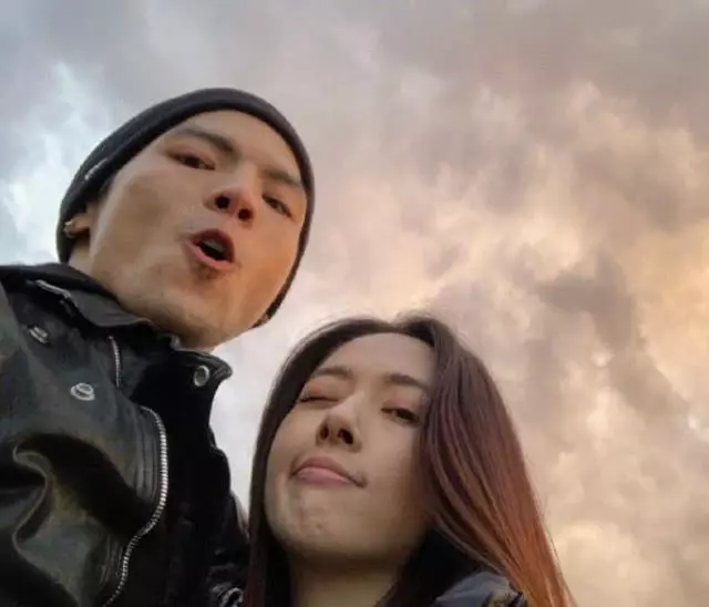 向佐520曬與未婚妻合照甜秀恩愛,郭碧婷收巨束玫瑰笑靨如花~~~
