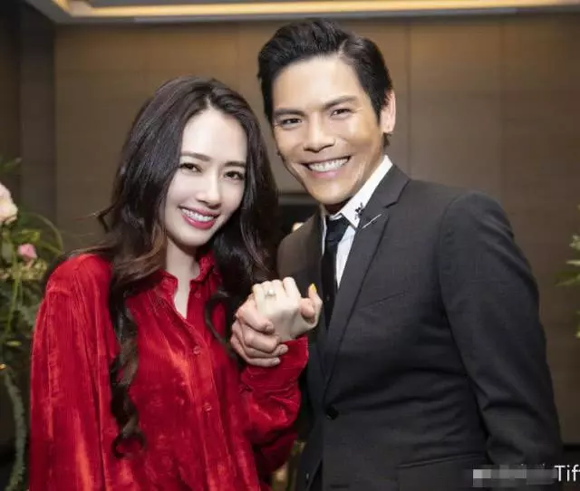 向佐520曬與未婚妻合照甜秀恩愛,郭碧婷收巨束玫瑰笑靨如花~~~