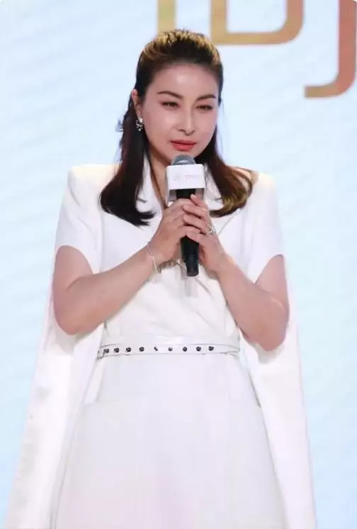 郭晶晶三胎後首亮相,戴恐龍蛋鑽戒超吸睛,比奚夢瑤的還要大一倍!