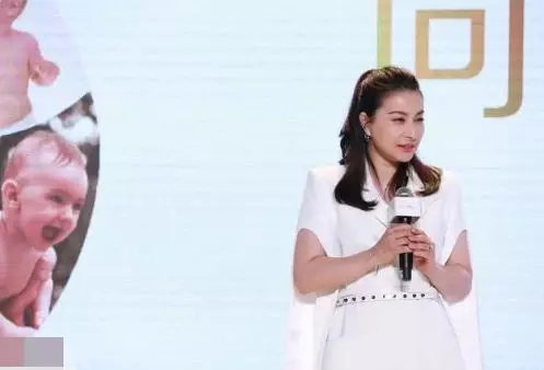 郭晶晶三胎後首亮相,戴恐龍蛋鑽戒超吸睛,比奚夢瑤的還要大一倍!