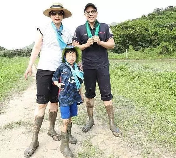 郭晶晶三胎後首亮相,戴恐龍蛋鑽戒超吸睛,比奚夢瑤的還要大一倍!