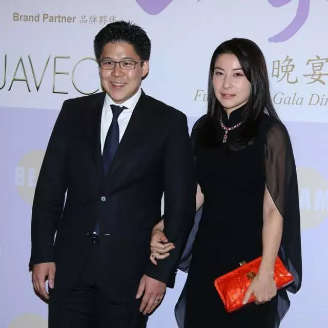 郭晶晶三胎後首亮相,戴恐龍蛋鑽戒超吸睛,比奚夢瑤的還要大一倍!