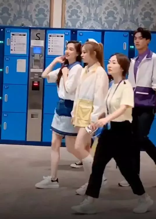 楊穎的腿究竟有多細?當她和宋雨琦同行時,網友:沒對比就沒傷害!