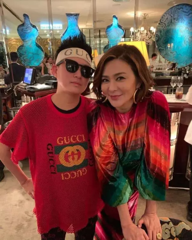 56歲關之琳濃妝出席派對,大美人打扮妖艷卻難掩老態~~~