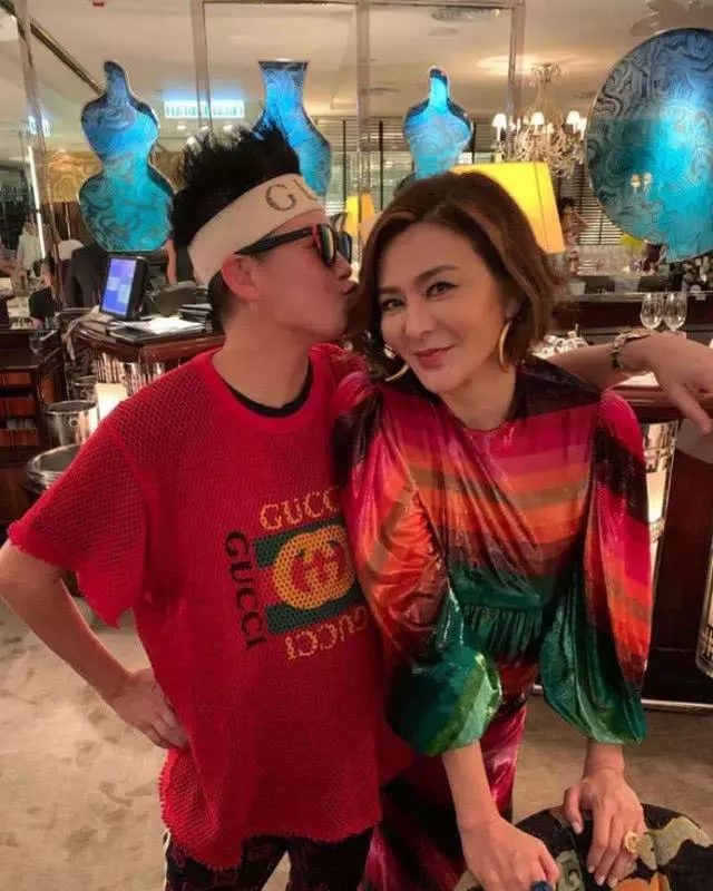 56歲關之琳濃妝出席派對,大美人打扮妖艷卻難掩老態~~~
