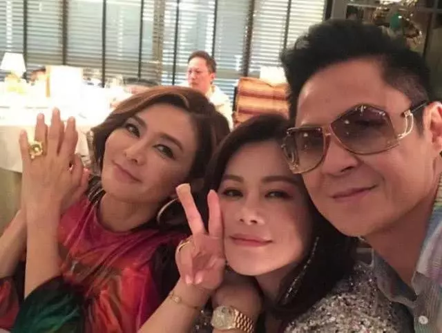 56歲關之琳濃妝出席派對,大美人打扮妖艷卻難掩老態~~~